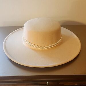Cream pearl bolero brim hat